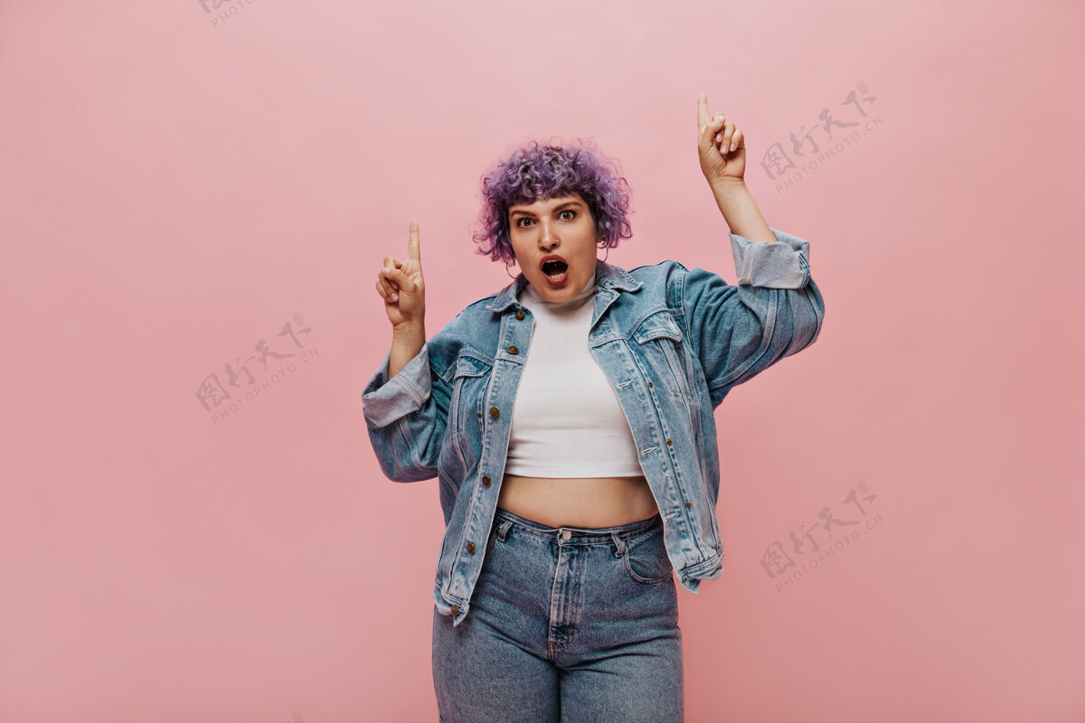 学生受惊吓的时尚女士 短发 紧身裤卷发女士 短袖t恤 粉色的紫色头发肖像女性