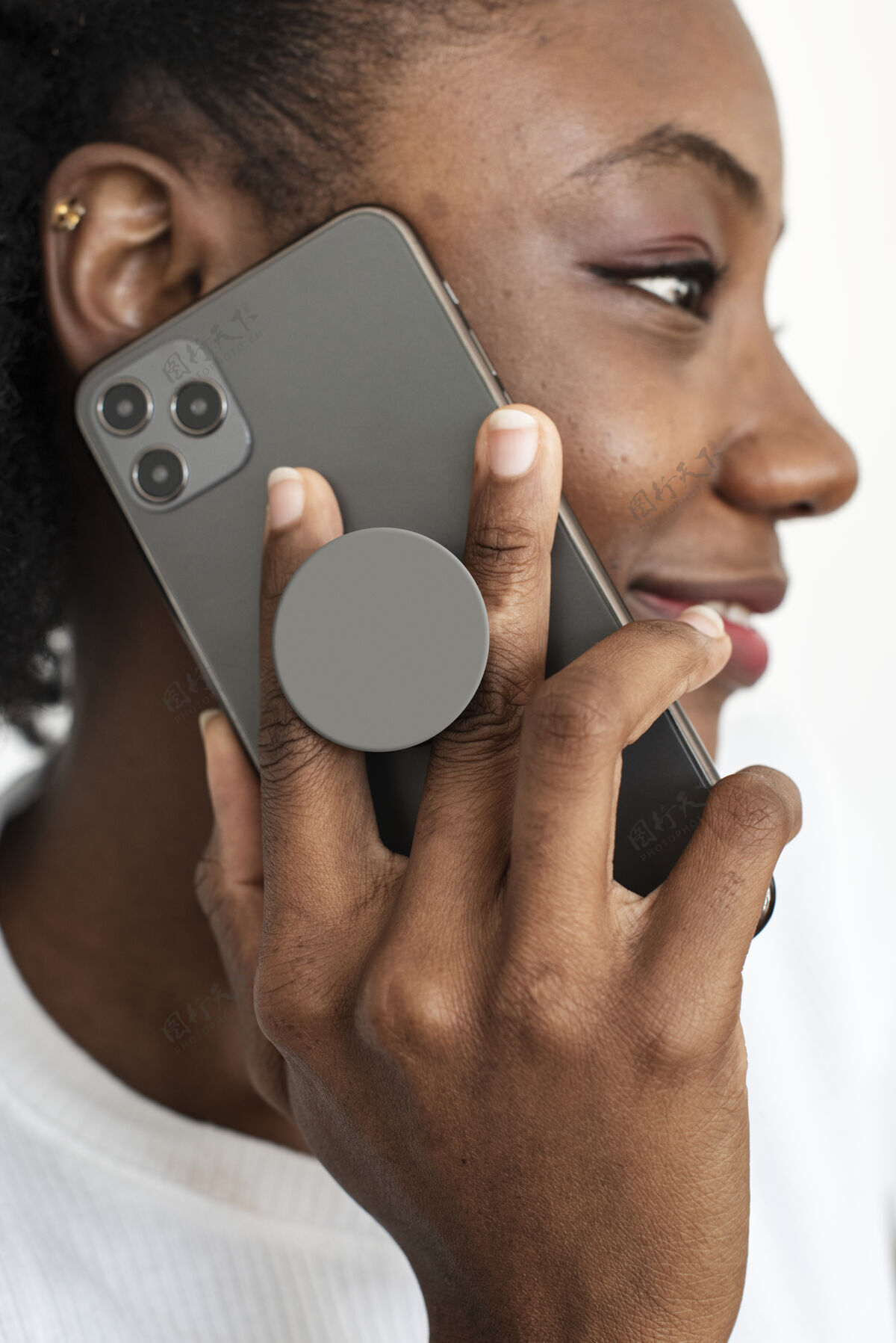 未来手机后面的圆形电话夹与非洲裔美国妇女在讲电话电话圆圈电话