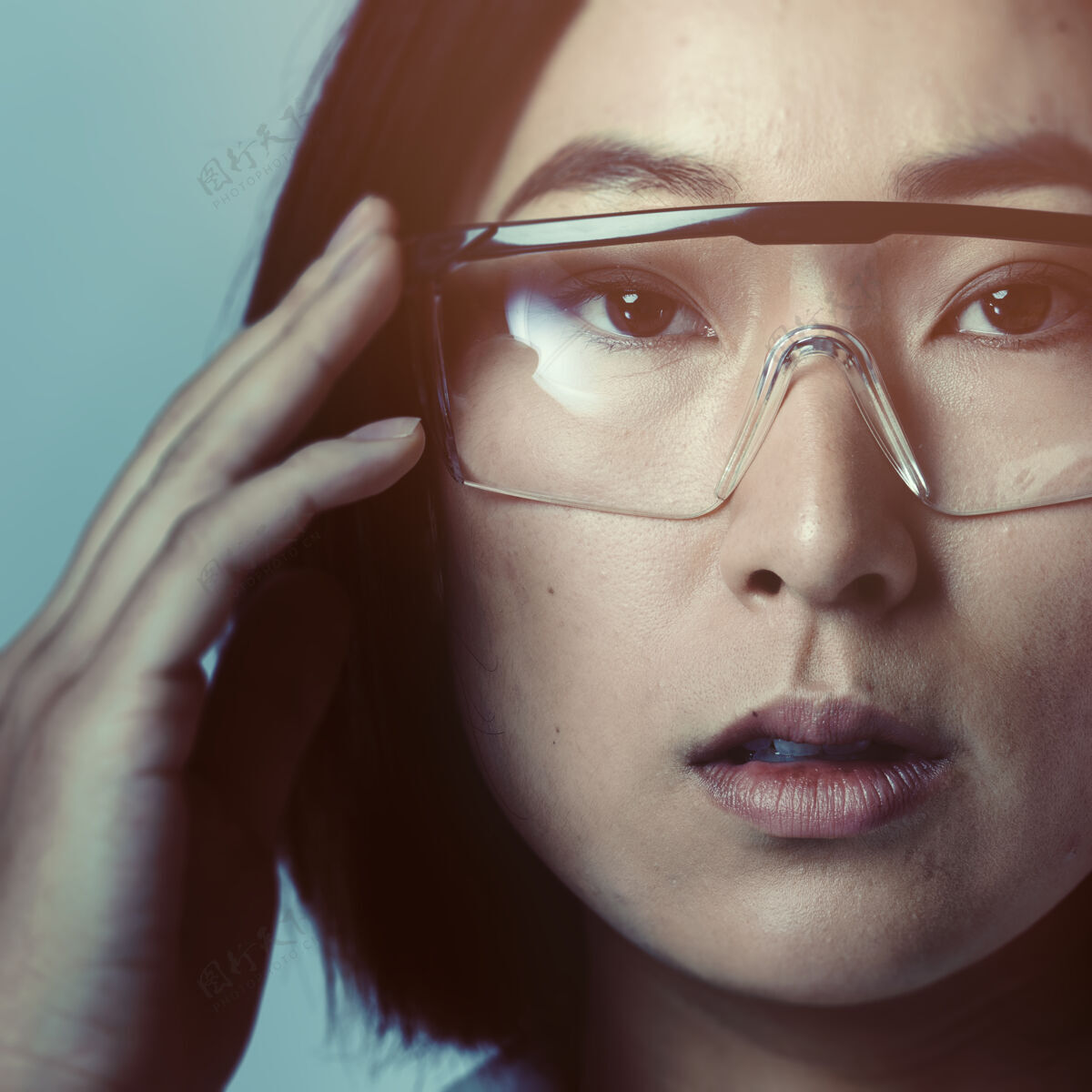 社交媒体女人触摸ar智能眼镜未来科技虚拟3d眼镜
