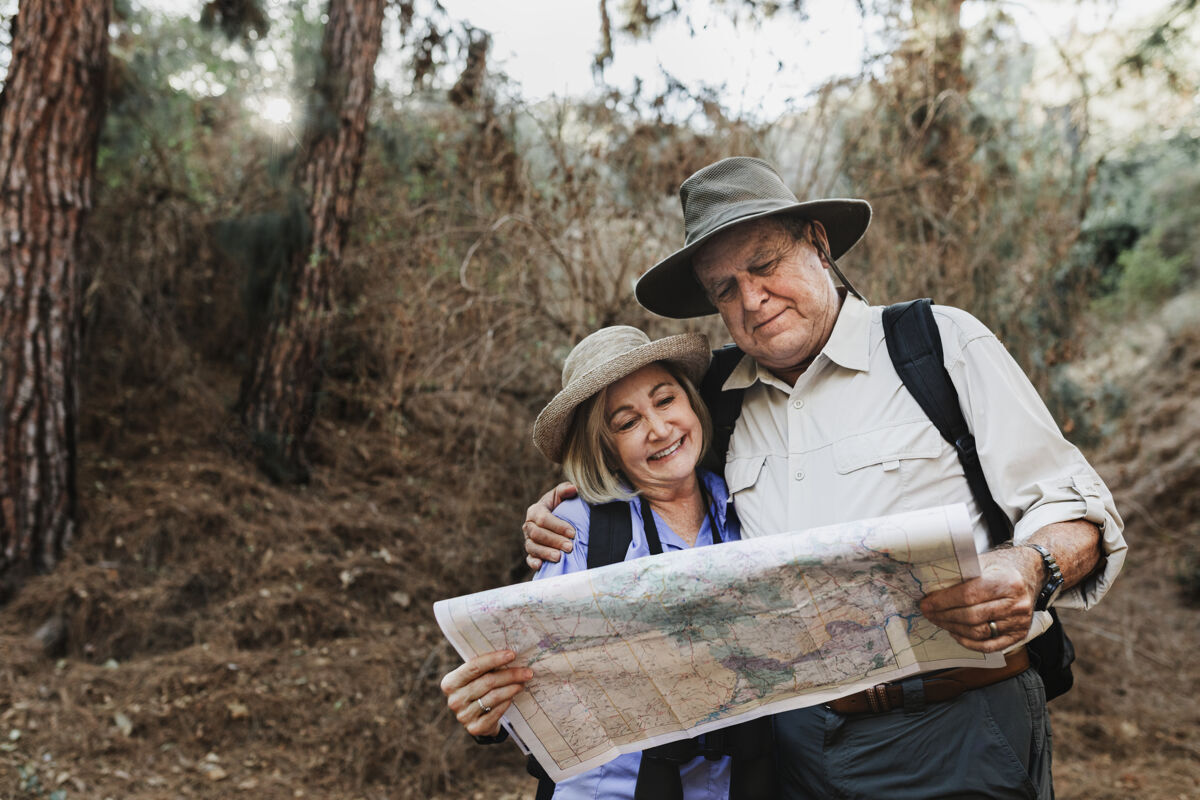 方向可爱的老年夫妇用地图寻找方向养老金自然丈夫