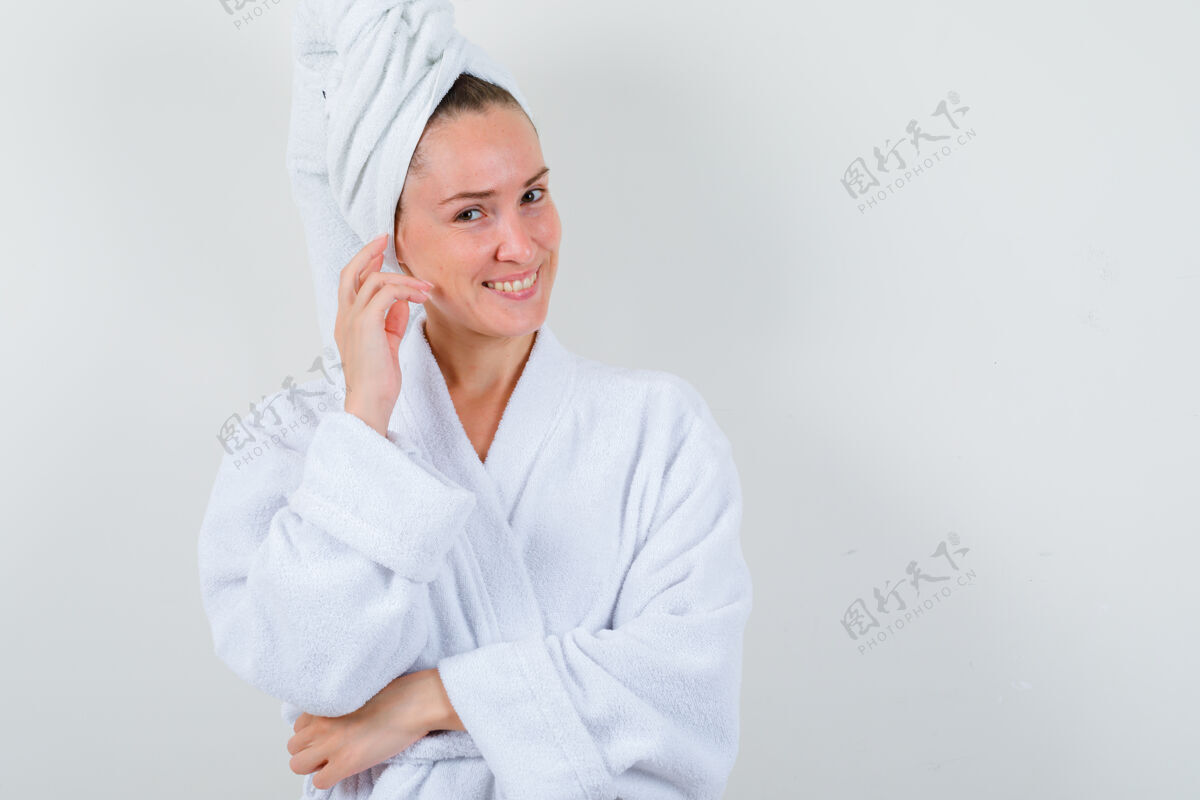 女孩身穿白色浴袍的年轻女士 手挽着毛巾 脸上洋溢着喜悦的神情 正前方的景色前面时尚亚洲人