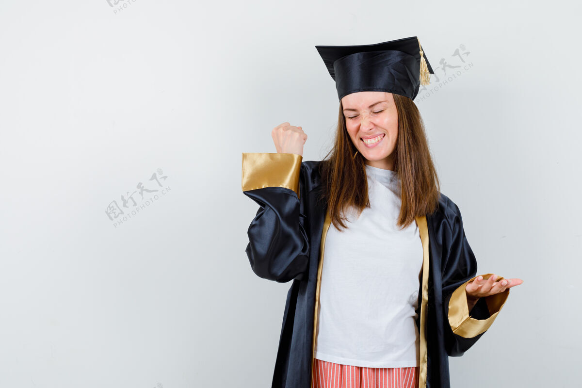 帽子毕业妇女的肖像 展示了获奖者的姿态 在休闲服 制服 并期待愉快的前视图肖像年轻大学