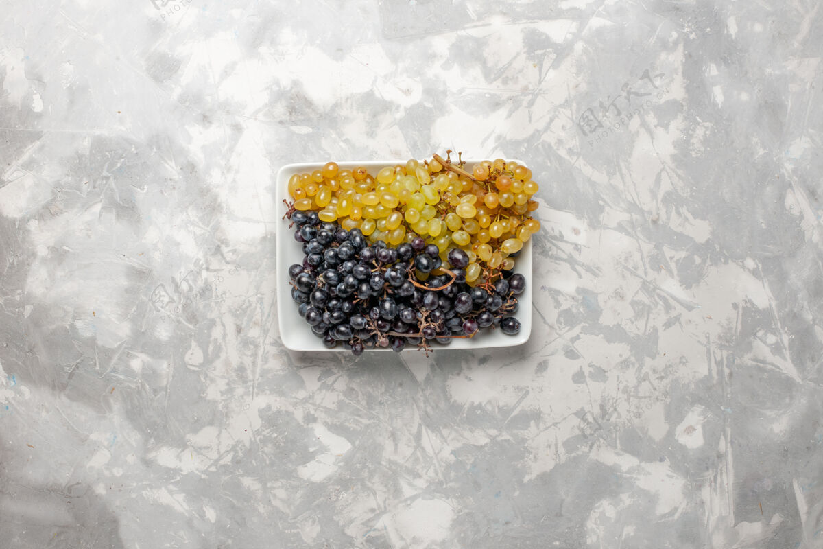 观点顶视图新鲜葡萄醇厚多汁的水果盘内表面呈白色水果鲜酒葡萄汁树果汁葡萄新鲜