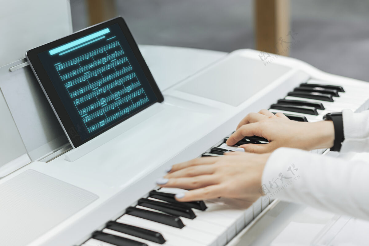 音调白色数字平板电脑屏幕键盘人钢琴