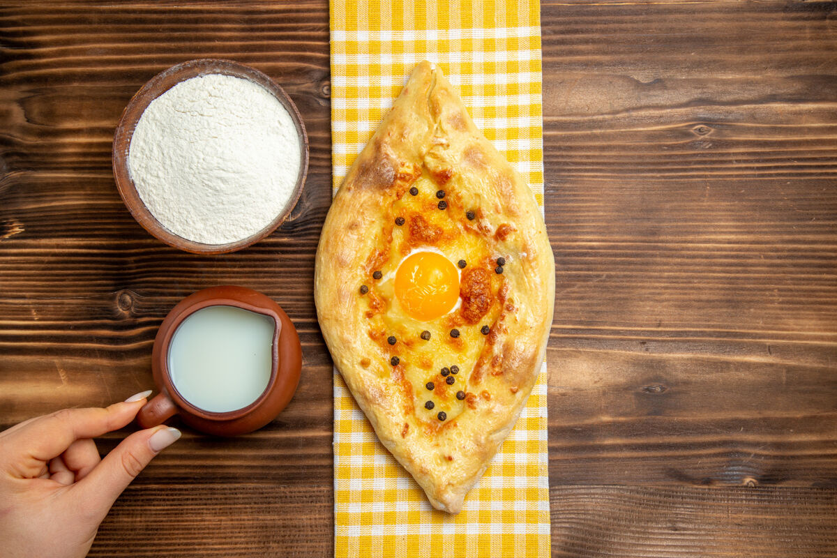 午餐顶视图烤面包配熟蛋奶和面粉上桌面包糕点包早餐餐鸡蛋盘子晚餐
