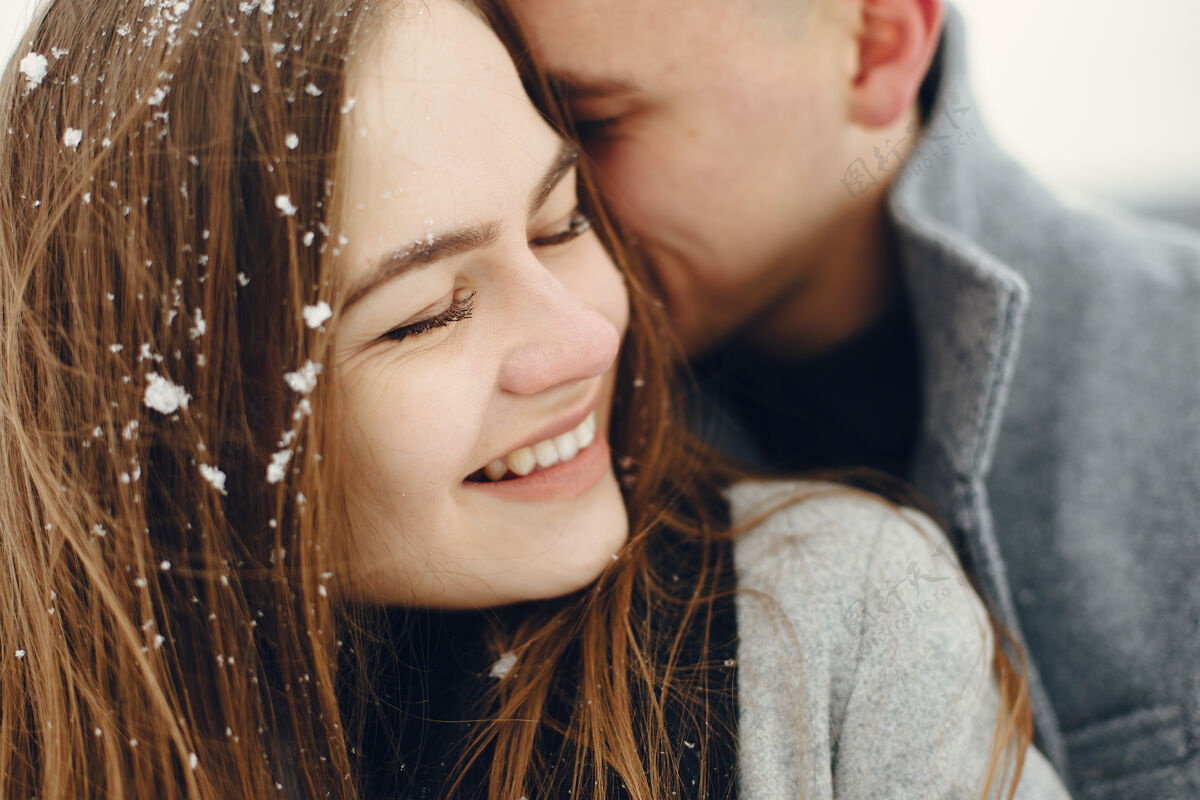 关系一对夫妇在雪林中散步的生活方式照片人们在户外度过寒假冬天公园成人