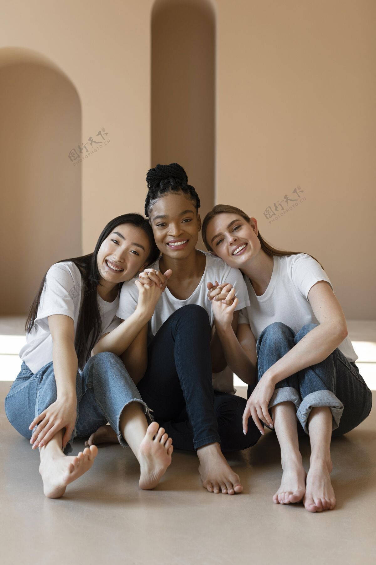 社区坐在地板上的快乐女人多元文化全方位多民族