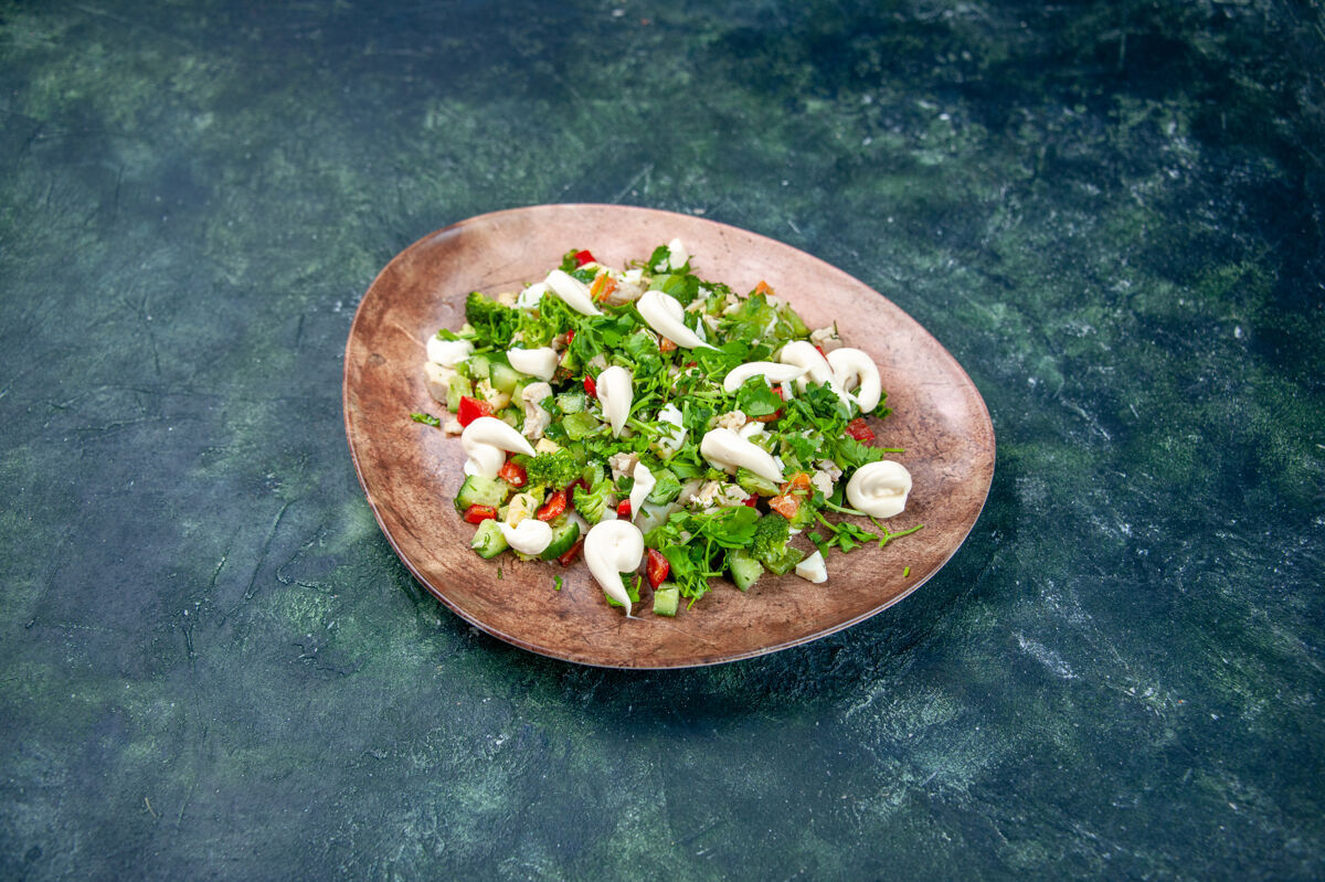 菜肴前视图蔬菜蔬菜沙拉内优雅盘深蓝色背景蔬菜胡椒晚餐
