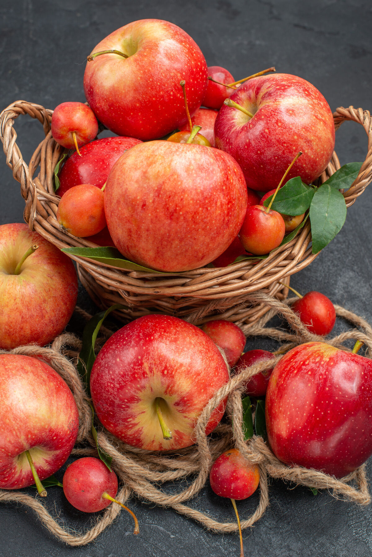 美味侧面特写镜头苹果开胃的樱桃在篮子里樱桃吃苹果多汁