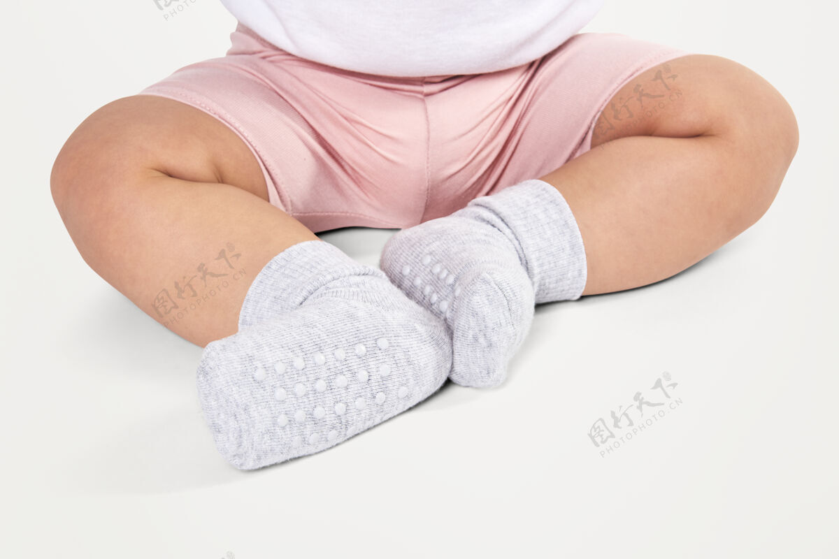 童年婴儿穿着袜子坐在地板上年轻孩子可爱