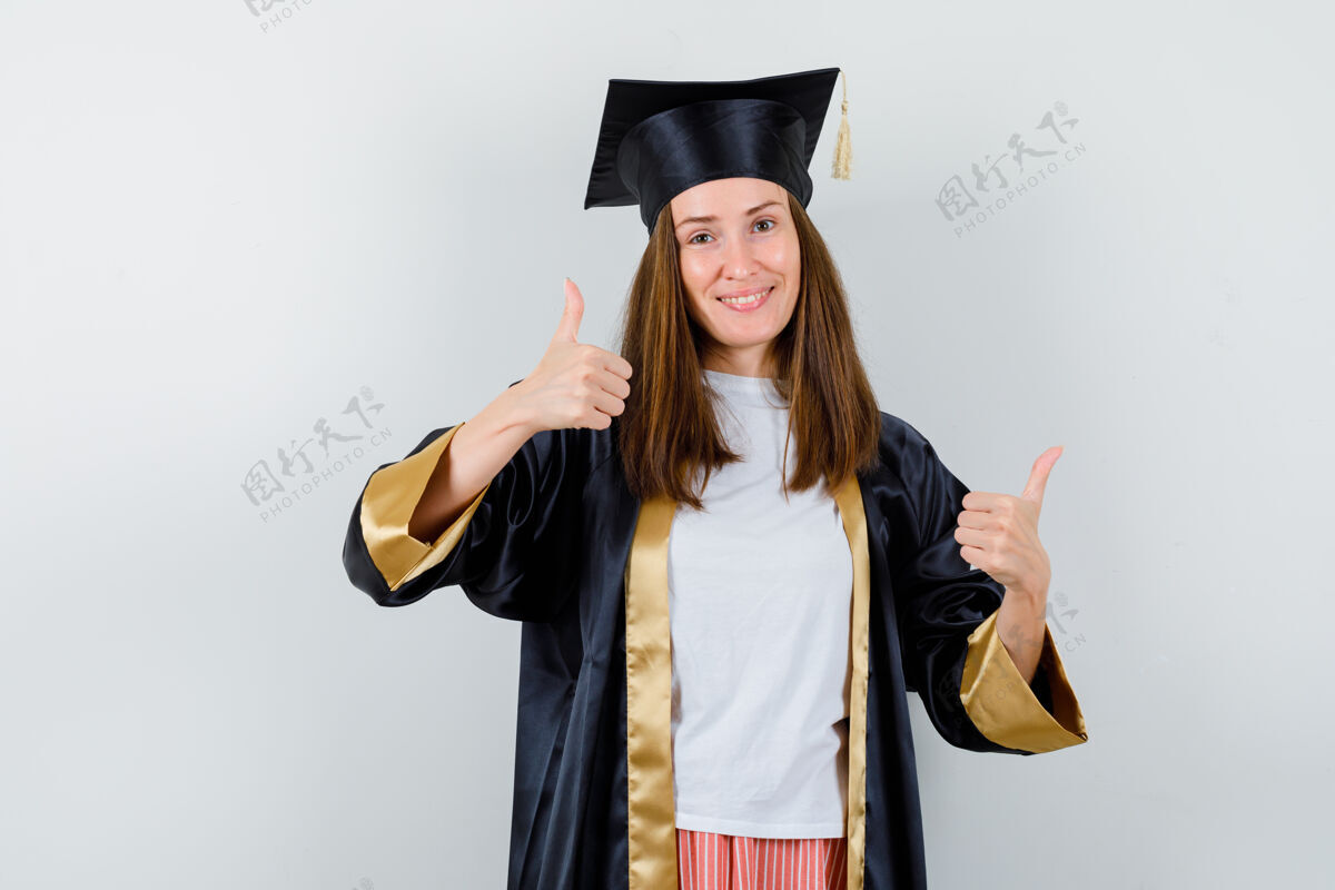 人民一个穿着休闲服 制服 自信满满的女毕业生 竖起大拇指正面图女性妇女学校