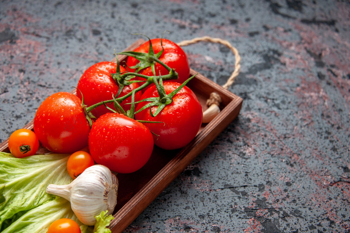 绿色前视图新鲜的红色西红柿与大蒜和绿色沙拉内木板蓝色背景浆果大蒜萝卜