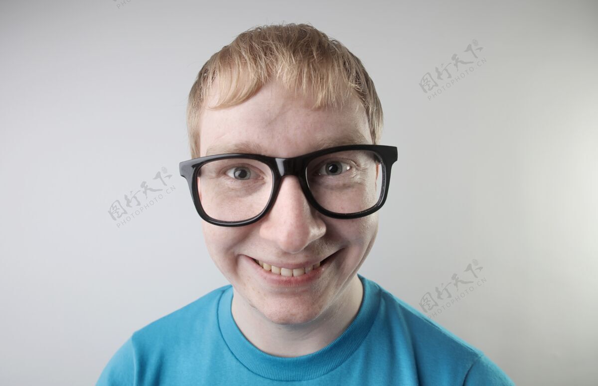 男人特写镜头中 一位身穿蓝色t恤 戴着眼镜的白人男性做着滑稽的面部动作太阳镜成人眼镜