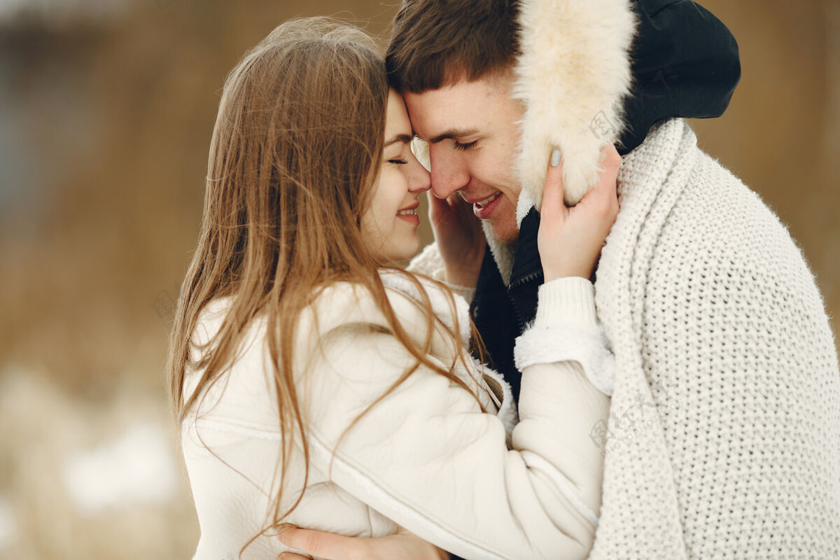 在一起一对夫妇在雪林中散步的生活方式照片人们在户外度过寒假外面在一起成人