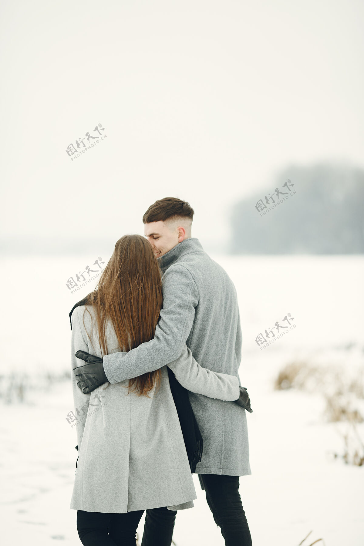 在一起一对夫妇在雪林中散步的生活方式照片人们在户外度过寒假男人肖像成人
