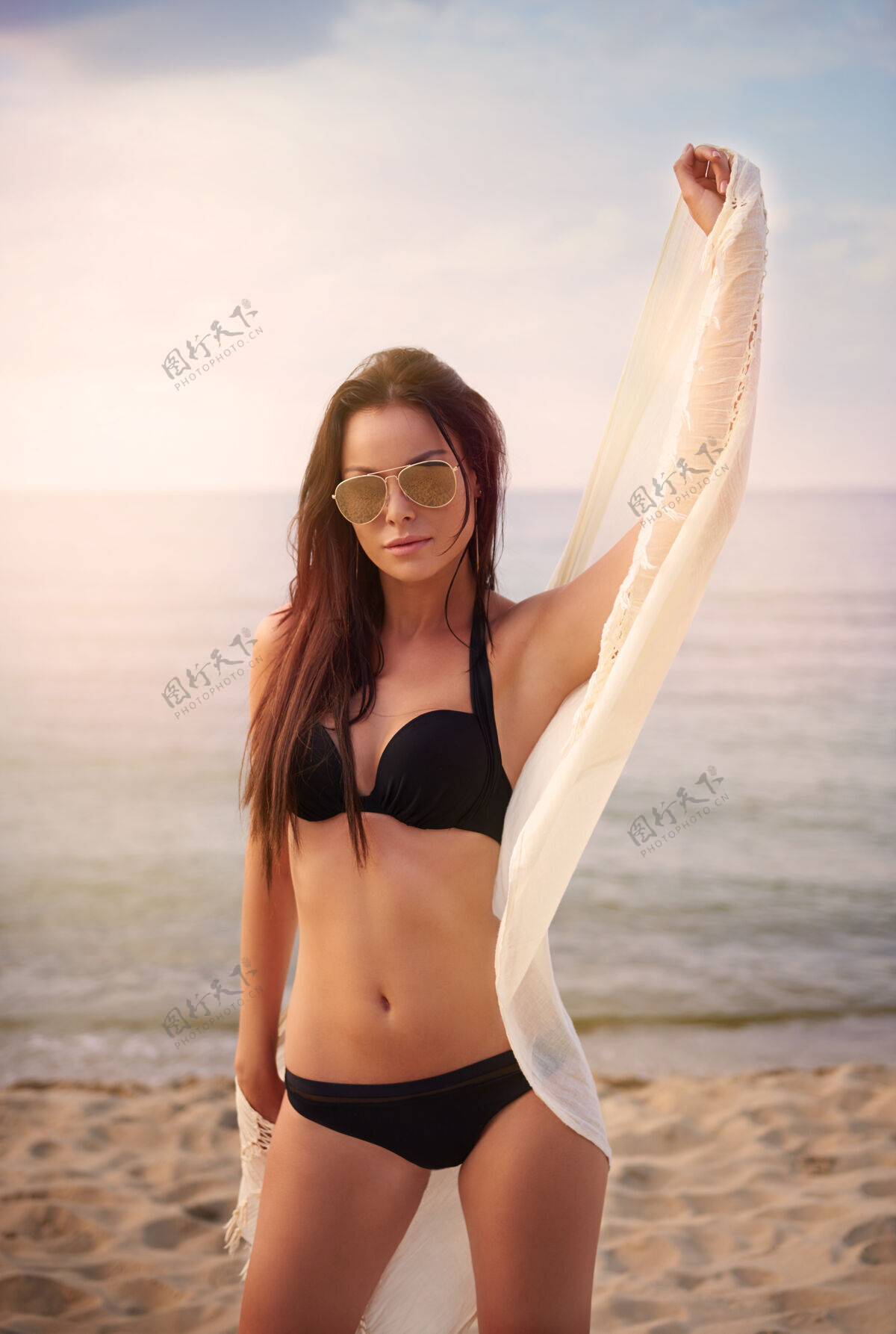 漂亮年轻漂亮的女人在沙滩上玩得很开心海边海滩女人