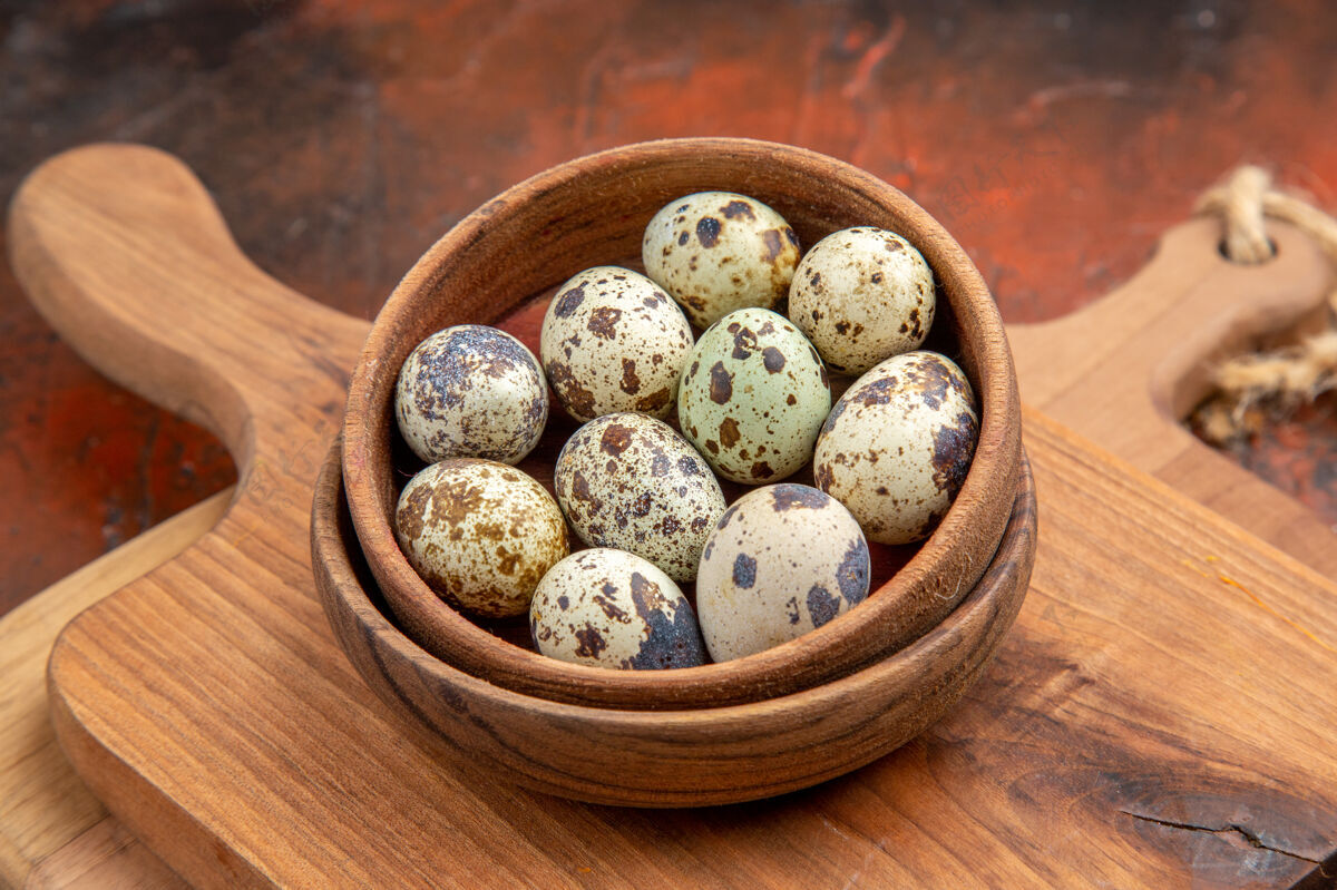 特写在乡村装饰的小新鲜鸡蛋特写食物有机小鸡蛋