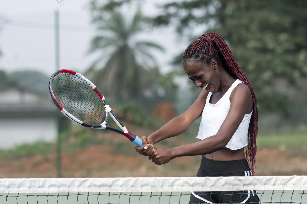 快乐打网球的女人运动训练网球拍
