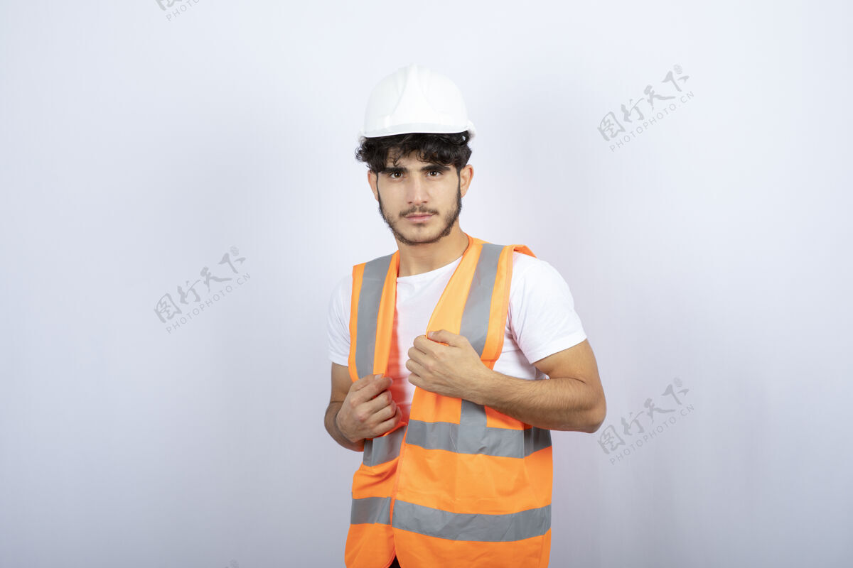 建筑师穿着制服的帅哥站在白色的墙上高质量的照片工程师工人建筑