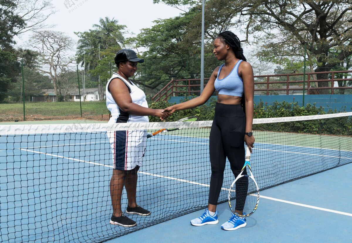网球网球运动员之间握手网球场训练运动