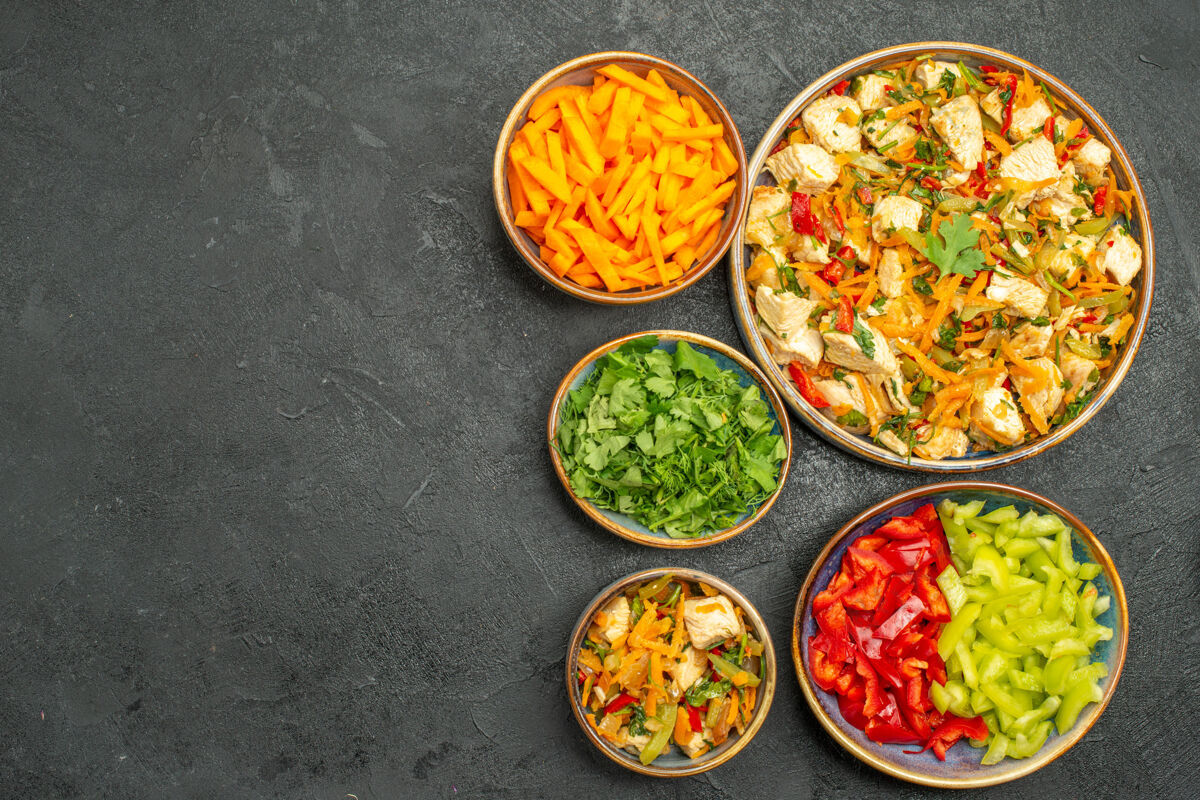 盘子顶视图鸡肉沙拉与蔬菜在深灰色的表饮食健康沙拉午餐鸡肉沙拉板