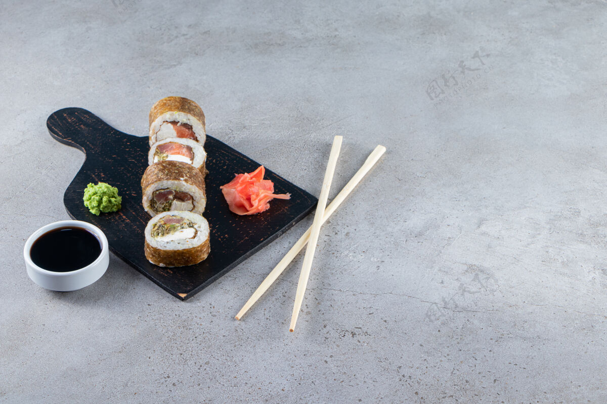 筷子美味的新鲜寿司卷 酱油和木筷放在木板上酱油木头卷