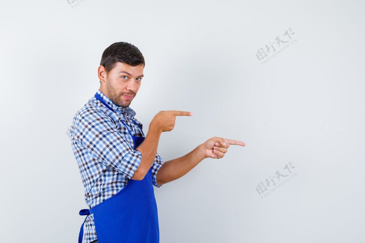 男士穿着蓝色围裙和衬衫的年轻男厨师男士厨师烹饪