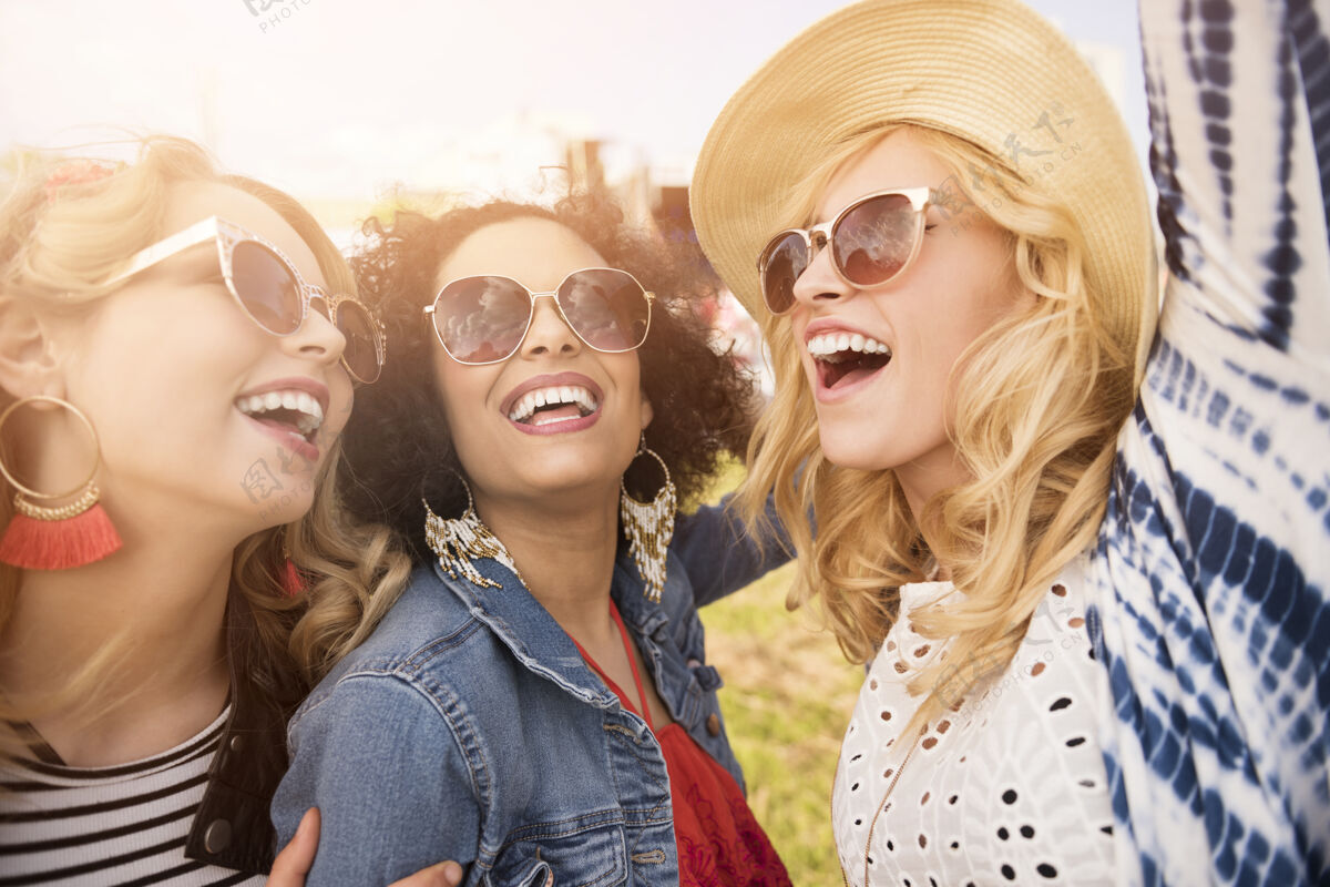 微笑美丽的年轻女子在一起玩得很开心年轻人享受音乐节