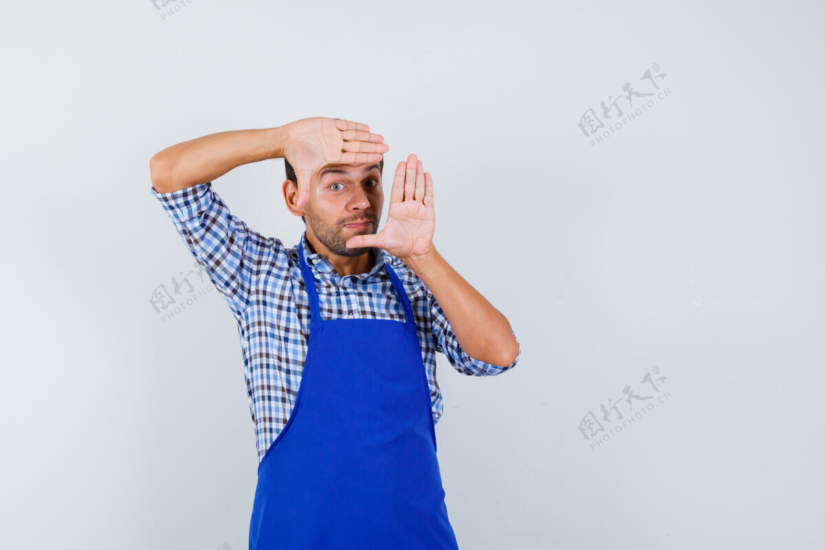 制服穿着蓝色围裙和衬衫的年轻男厨师男士衬衫男士