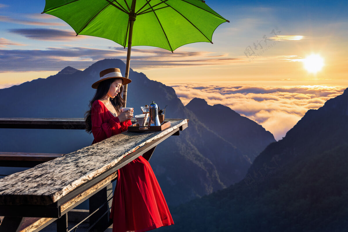 新鲜泰国清莱省phahi村 美丽的女孩在日出视点上做点滴咖啡环境旅行者检查点