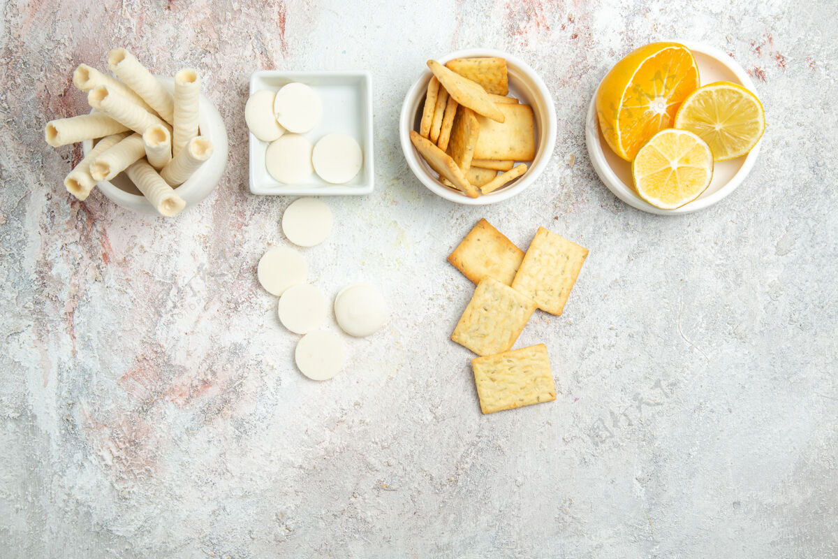 水果顶视图柠檬甜饼干和饼干上的白色桌子饼干甜糖水果甜饼干老的零食