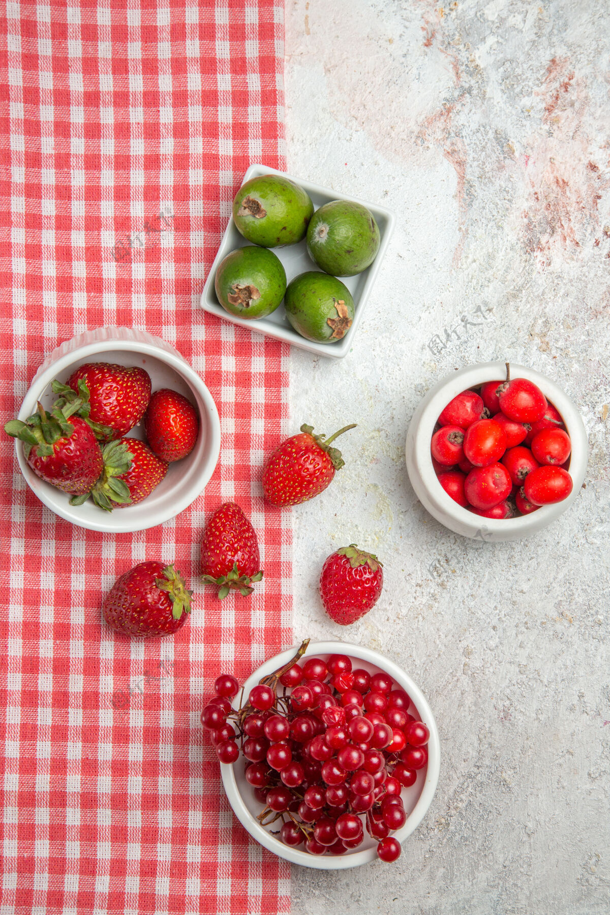 草莓顶视图水果组成不同的新鲜水果在白色的桌子上水果成分新鲜不同