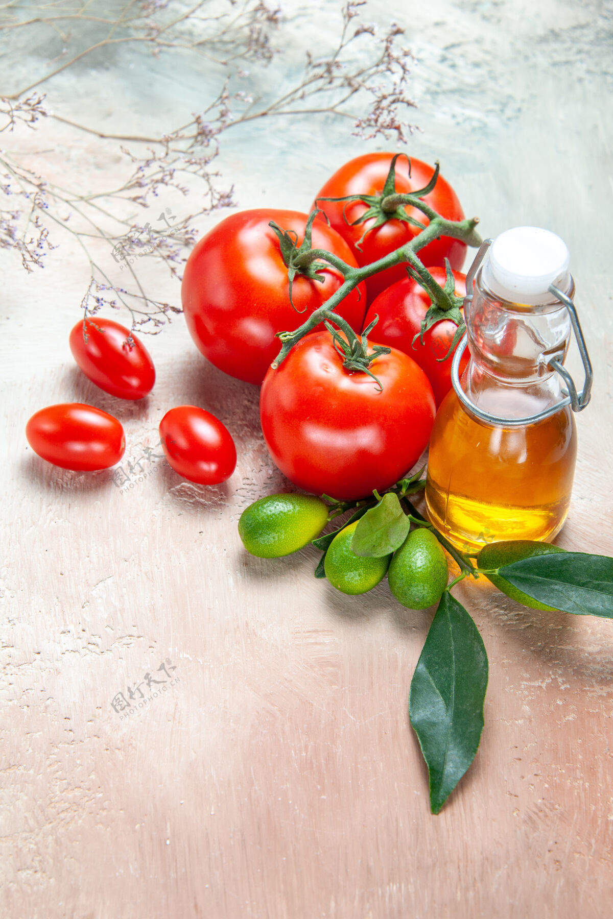 健康侧视图西红柿一瓶油西红柿带花梗柑橘类水果带叶子番茄有机水果