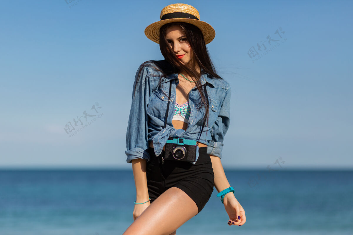 娱乐户外夏日时尚写真 棕褐色身材 红唇丰满 双腿修长 在热带阳光明媚的海滩上摆出一副美丽女人的姿势阳光太阳海