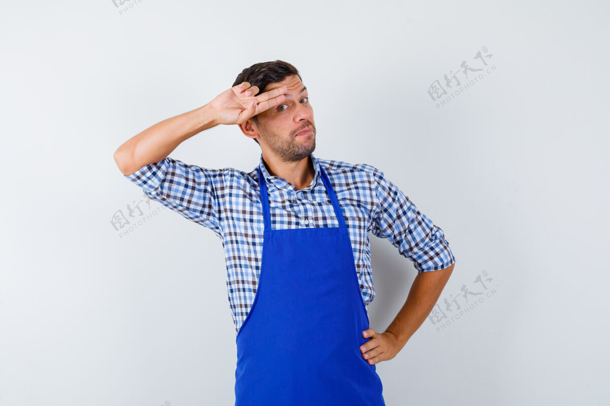 厨师穿着蓝色围裙和衬衫的年轻男厨师烹饪制服男士