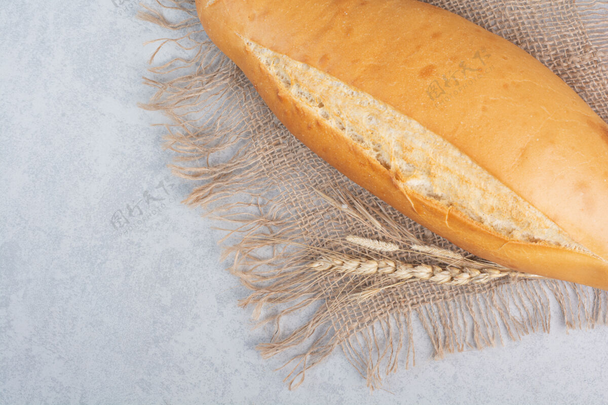 美味松脆的粗麻布面包和小麦食品顶视图白面包