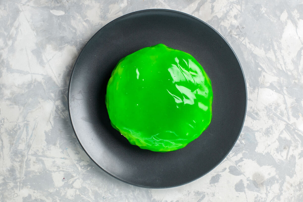 蛋糕顶视图白色表面绿色糖衣小蛋糕蛋糕派饼干甜甜甜甜饼干容器圆圆盘