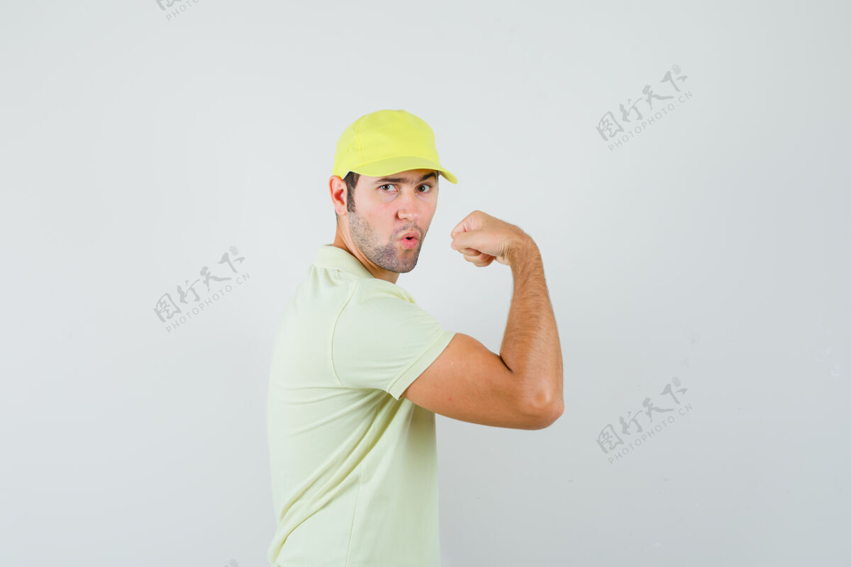 现代穿黄色制服的年轻人 手臂肌肉发达 看上去很强壮胡茬自信衬衫