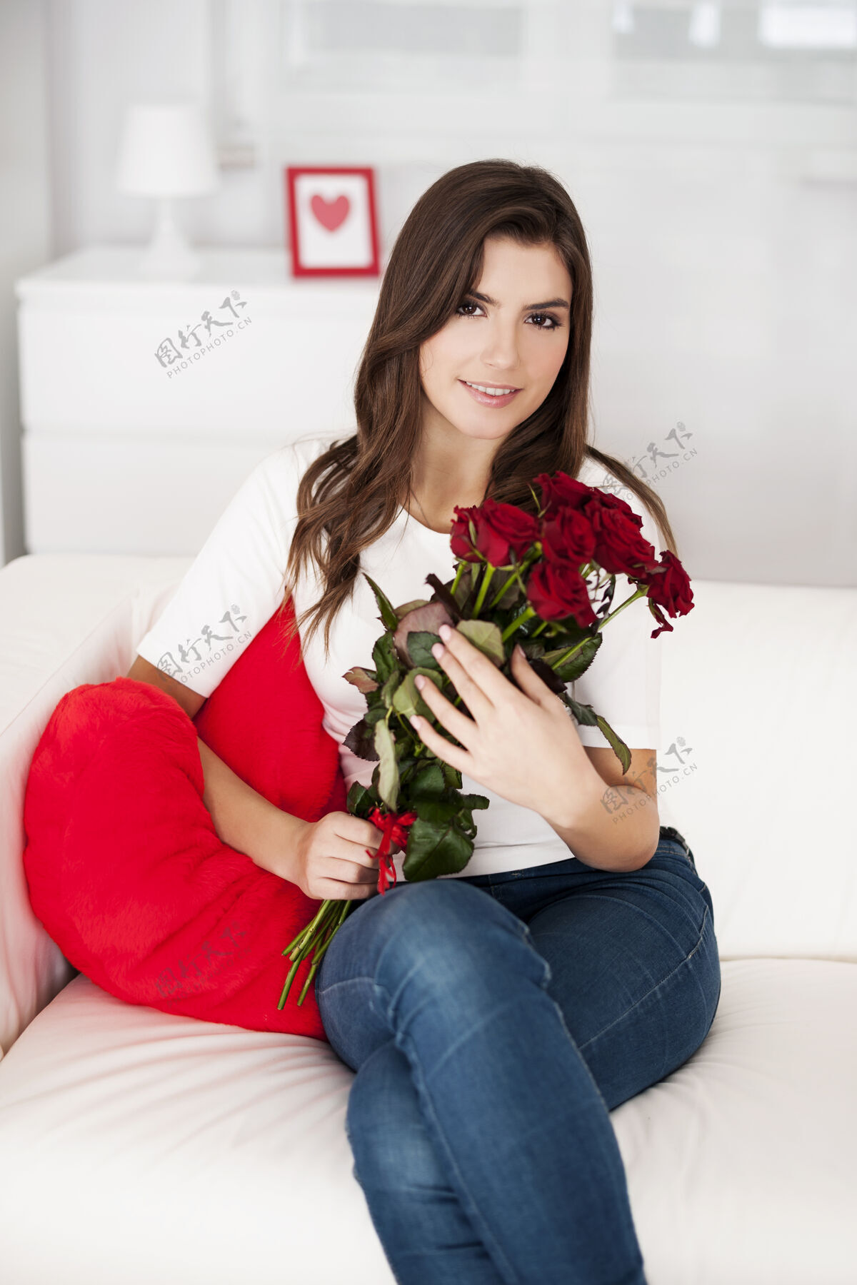 浪漫美丽的年轻女子手持一束红玫瑰年轻人女人享受