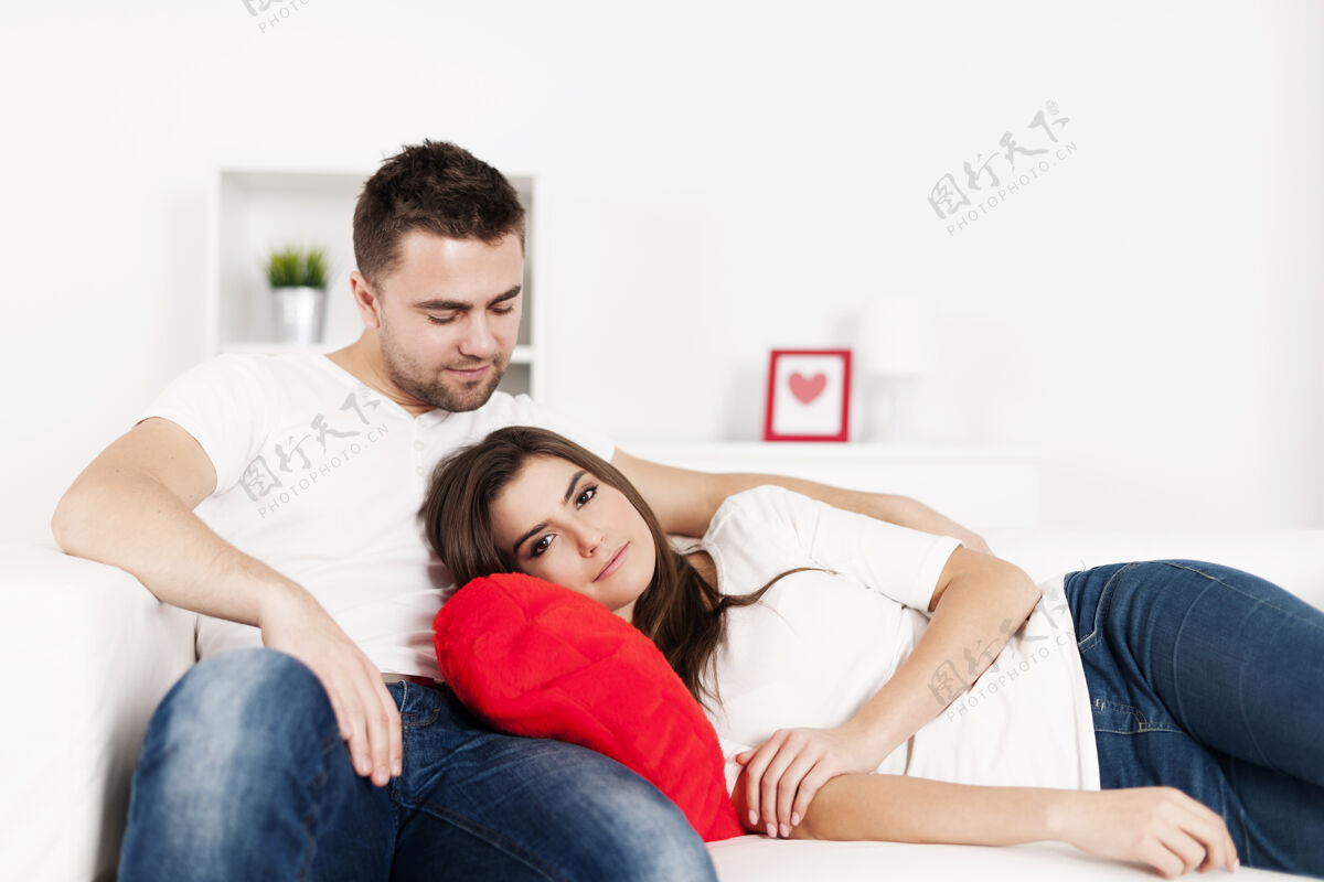 客厅躺在沙发上的情侣地毯女人年轻夫妇
