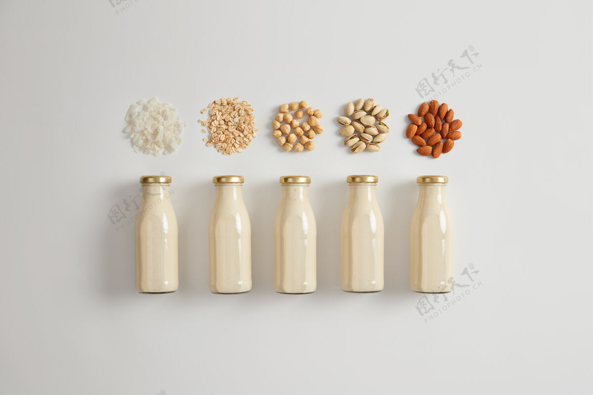 配料由椰子 燕麦 榛子 开心果和杏仁制成的植物白牛奶用于制作素食饮料的原料产品含有大量的蛋白质 维生素d 钙健康饮料钙质量营养