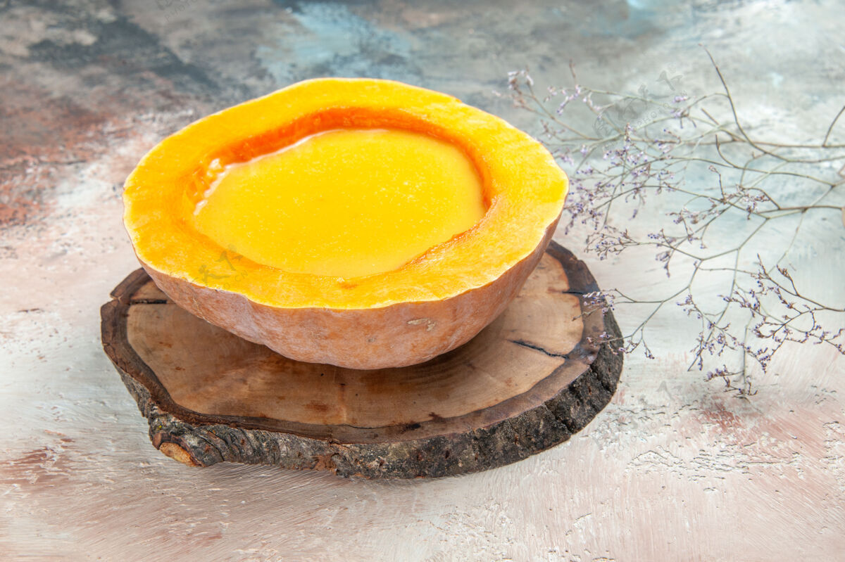 可食用水果侧面特写图一个汤一个汤在南瓜上的木板上放在桌子上板饮食美味