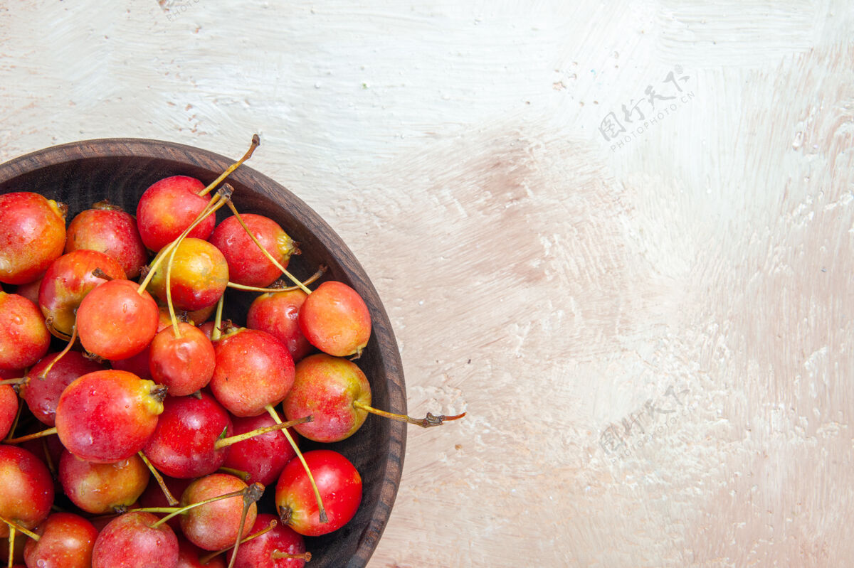 饮食顶部特写查看樱桃棕色碗的开胃樱桃上桌农产品碗樱桃