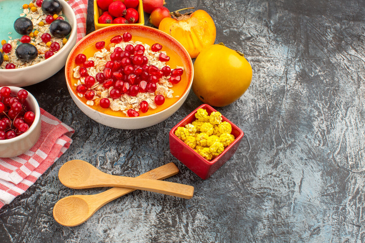 香料侧面特写查看浆果麦片上桌布黄色糖果勺新鲜水果食物