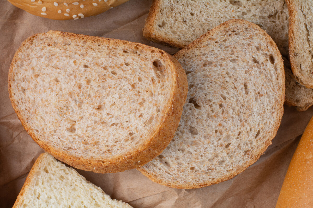 健康石头面上的黑麦面包片面包传统新鲜