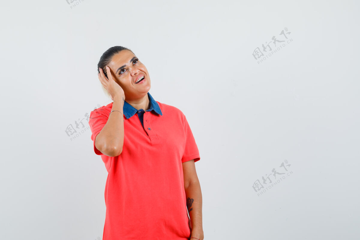 人穿着红衬衫的年轻女子手心贴在耳朵上 看上去很兴奋 正对着前方手掌自然护理