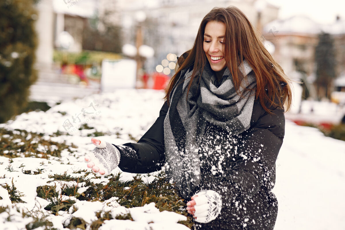 森林穿黑夹克的女人玩雪的特写肖像模型年轻霜冻