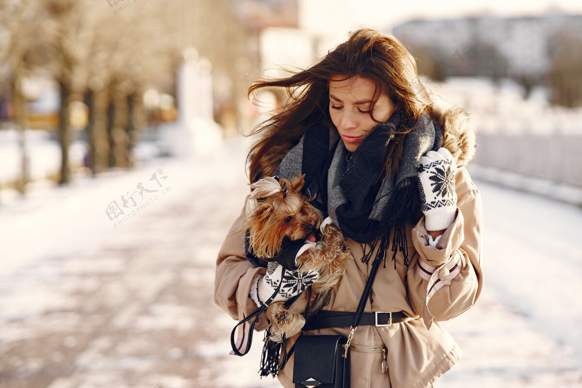 一起可爱的女孩和她的狗在冬季公园散步衣服公园肖像
