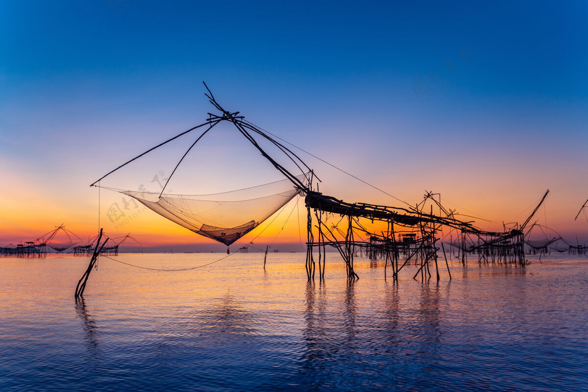 竹子美丽的日出和渔网浸在pakpra在phatthalung 泰国葡萄酒泰国亚洲