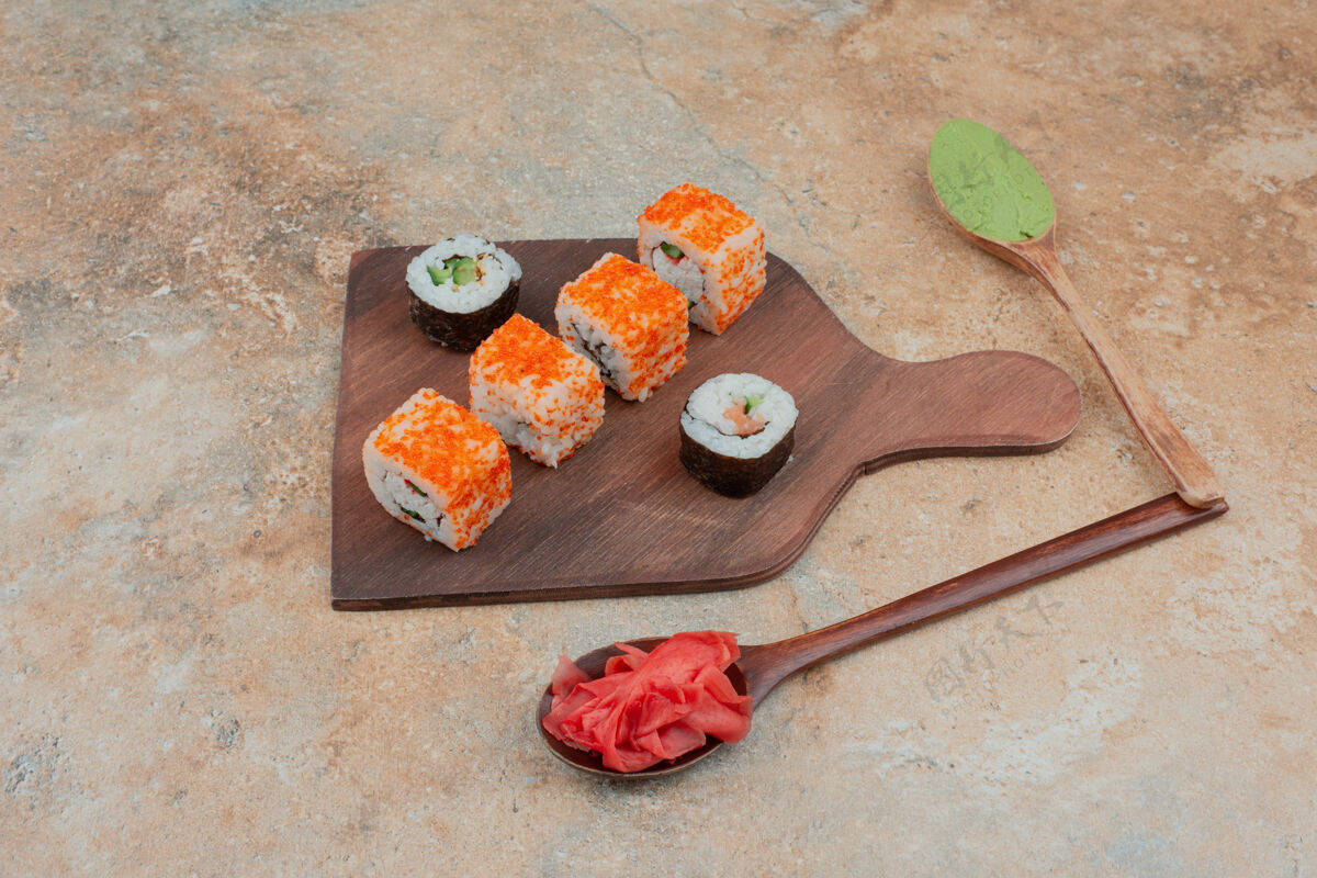 米饭一套美味的寿司卷 汤匙和酱油放在大理石上新鲜汤匙蔬菜